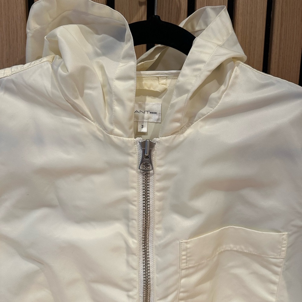 Excellent condition, sporty, structured zip up.